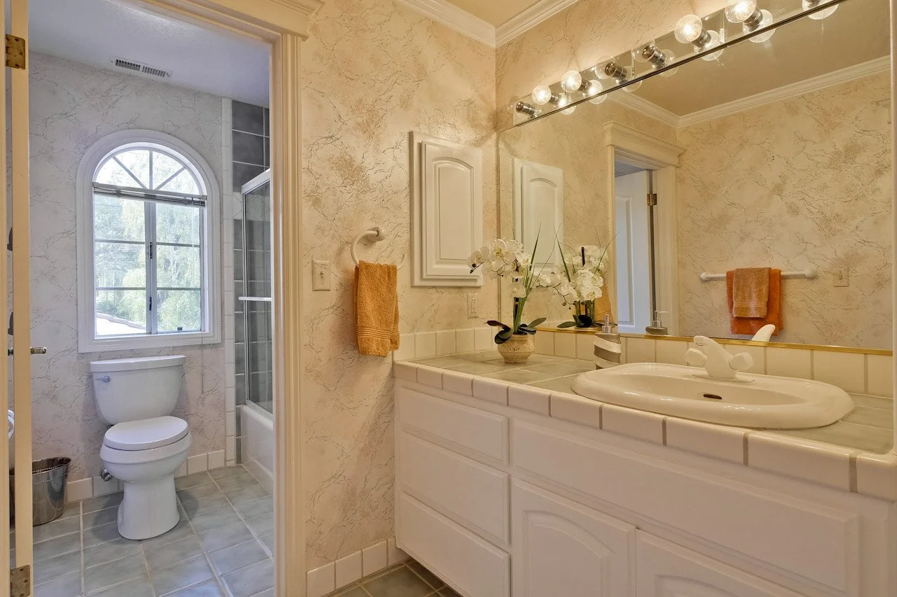 Bathroom      6_mls.jpg