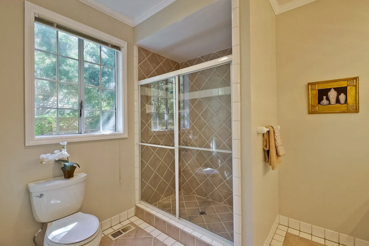 Bathroom      2_mls.jpg