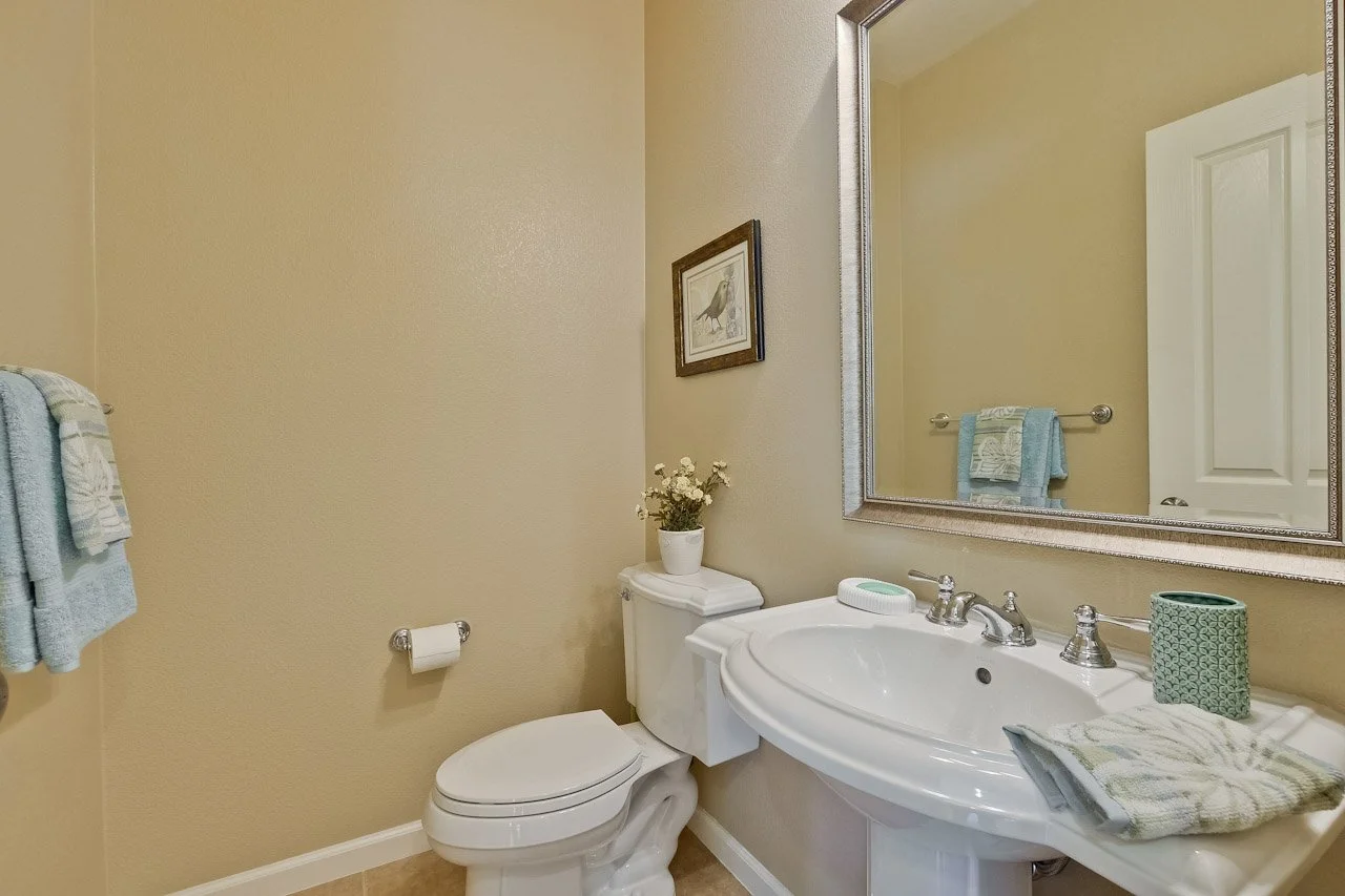 Bathroom      1_mls.jpg