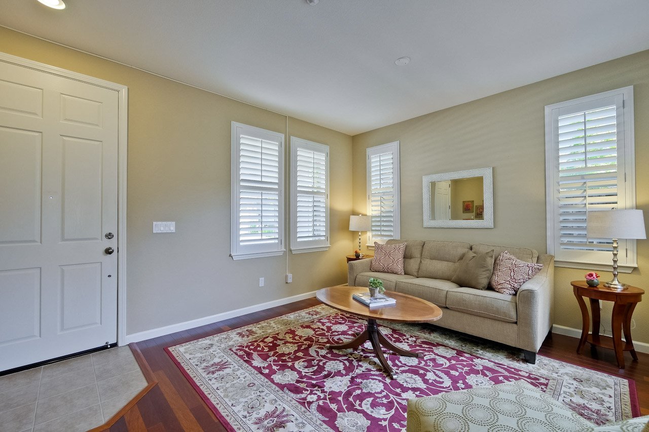 Living Room      1_mls.jpg