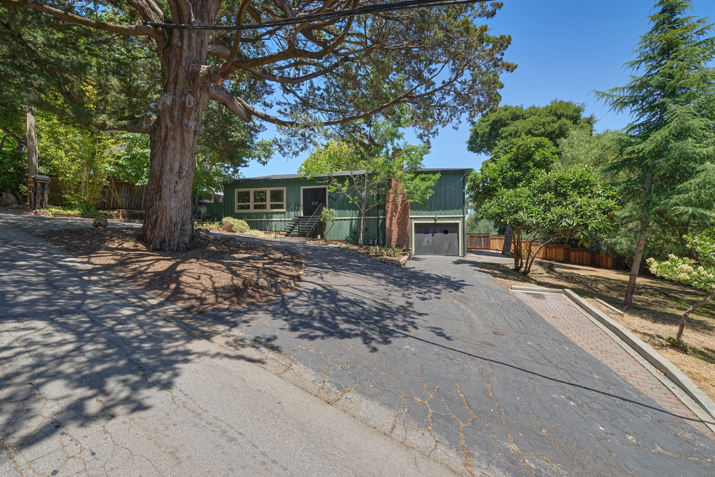 901 Holly Rd, Belmont