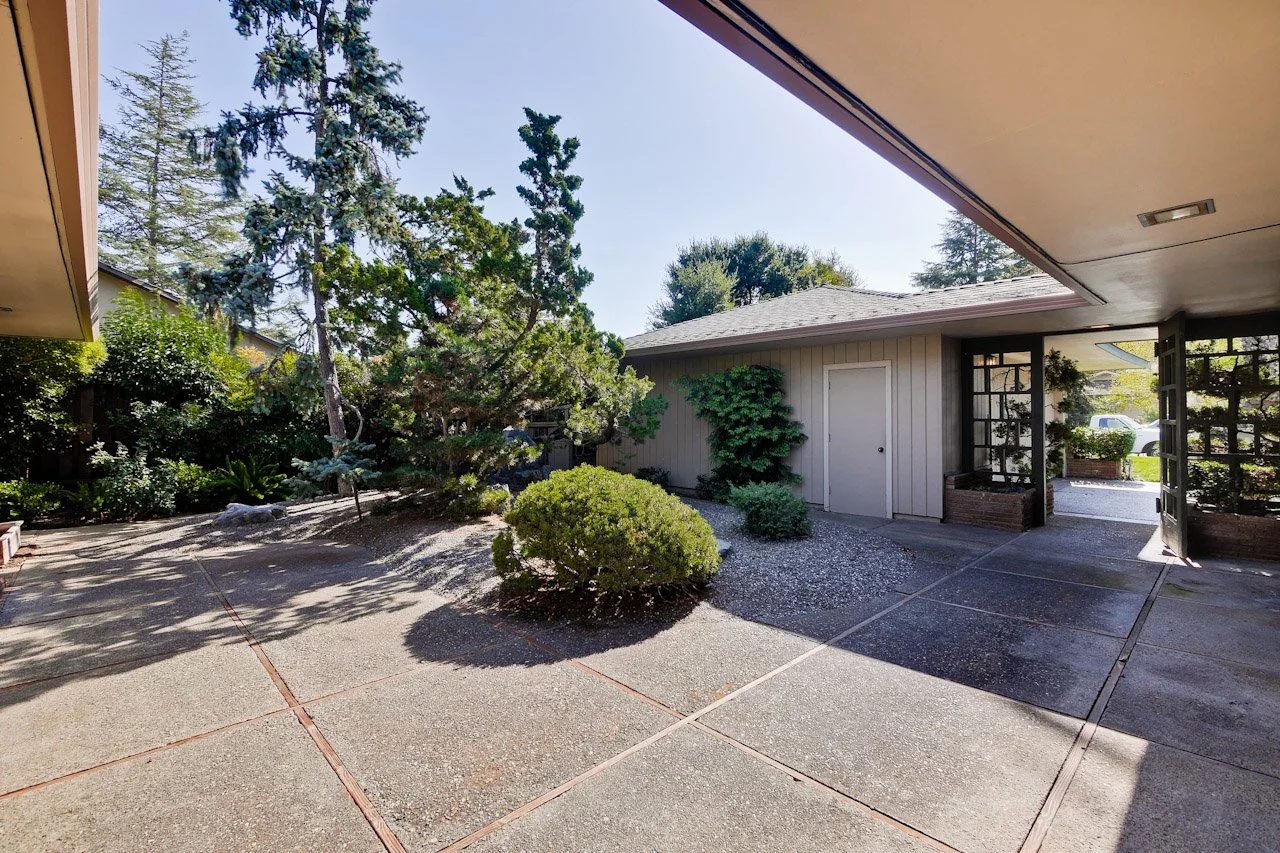 Fron Patio      1_mls.jpg