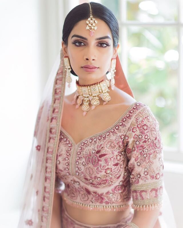 The beautiful #ZohaibAliBride Amar Jandoo as featured on @insider and all major wedding blogs.

I remember finding this spot with gorgeous window light moments before her entrance and I just had to take a portrait of her here. Light always dictates m