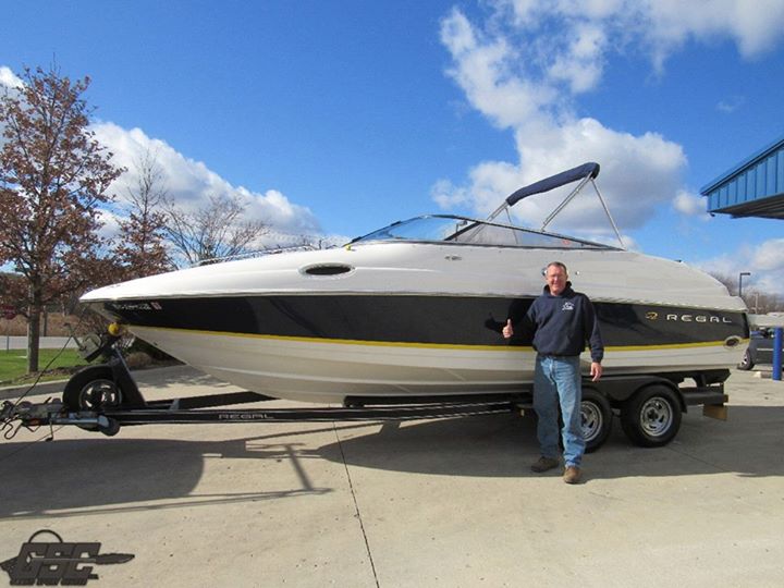 2003 Regal 2450 Cuddy Cabin