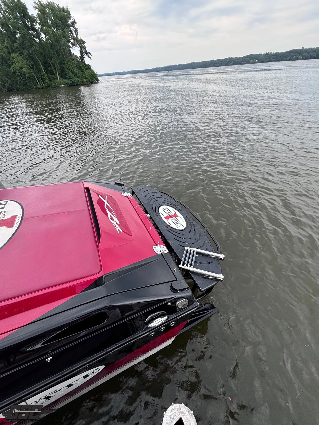 2011 Cigarette 42X - 006.jpg