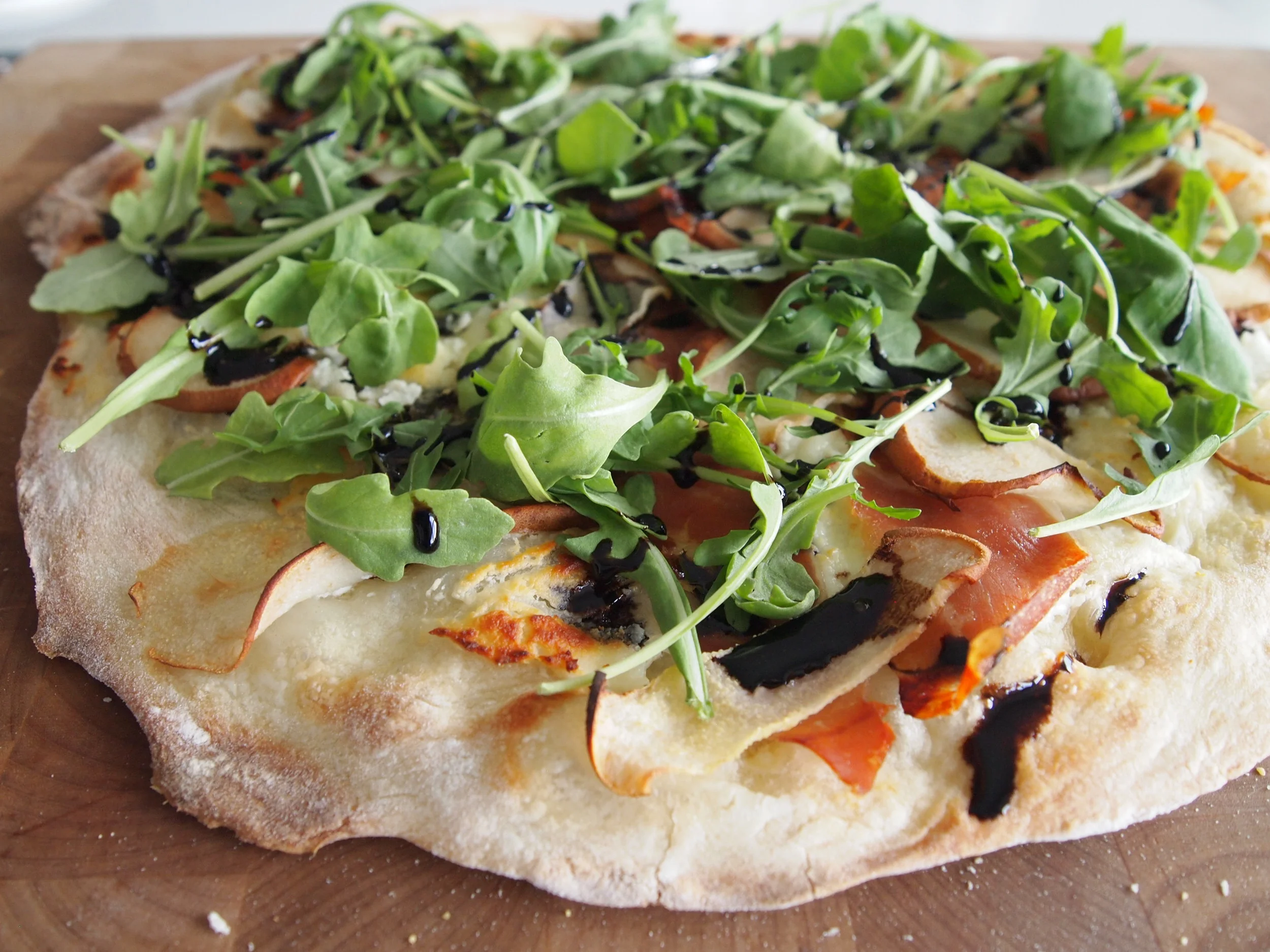 That Travel Meal :: Chèvre-Prosciutto-Pear-Arugula Pizza