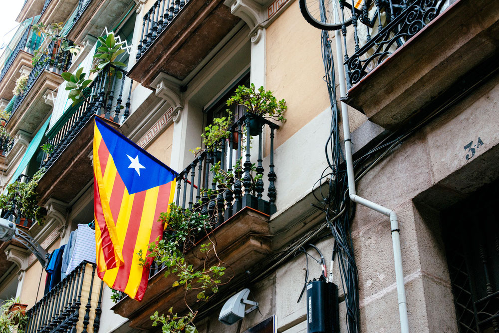 DO // Neighborhoods so charming that I didn't mind getting lost in them: El Born, Barri Gòtic and El Raval. Explore the Ciutat Vella {old city} by foot and always remember to look up.