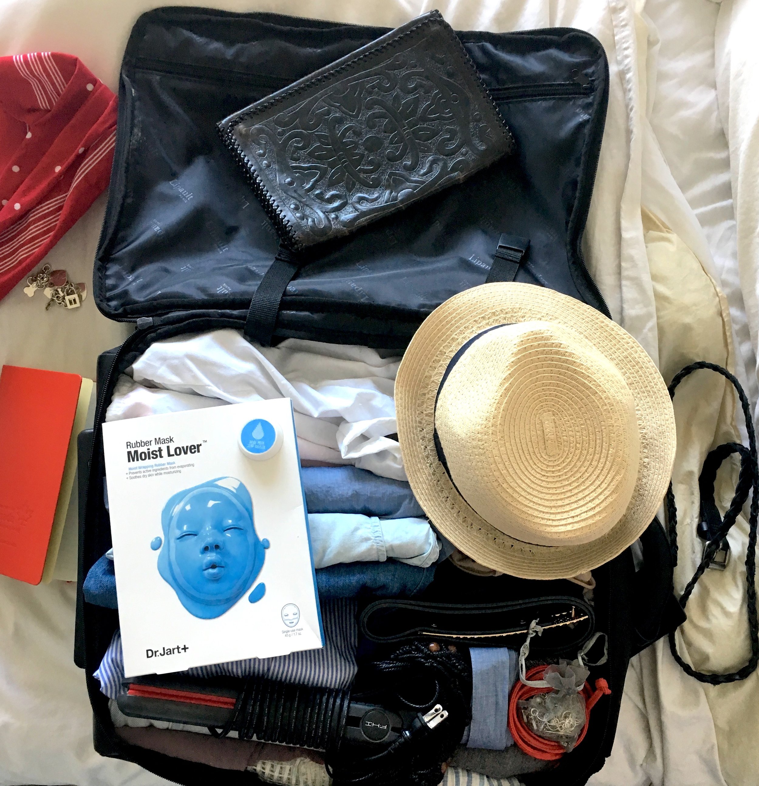 What I packed into my New York carry-on:- Running shoes and workout gear- Going out/chic sightseeing shoes- Skirt- 5 dresses- Jean shorts- 4 tops- Other: toiletries, jewelry, belts, scarves, bathing suit, "crushable" hat, camera, hair straightener, …