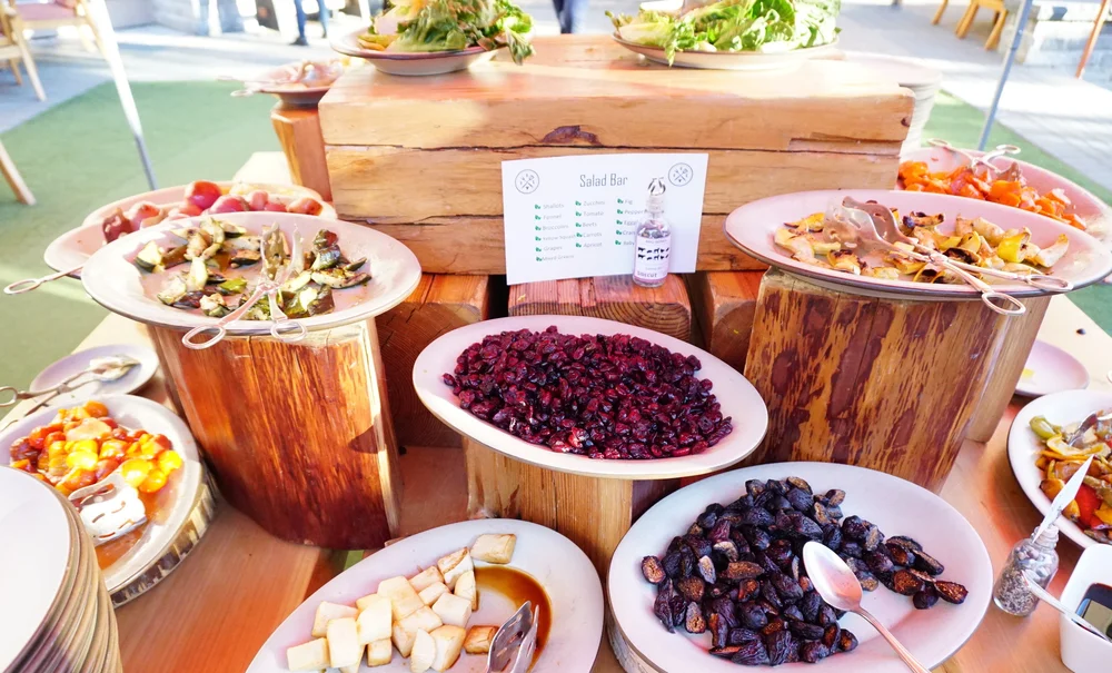  Even vegetarians are fully satisfied with the 25 fruit and veg options, sides such as quinoa chili, and four huge salads ranging from watermelon-feta to tomato and bocconcini over arugula.&nbsp; 