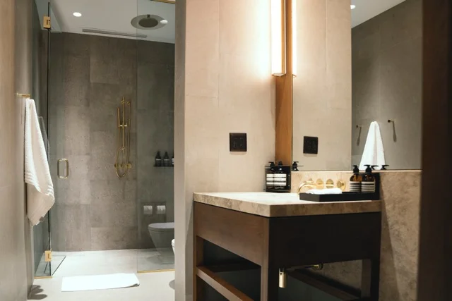 The lounge's shower-equipped bathrooms