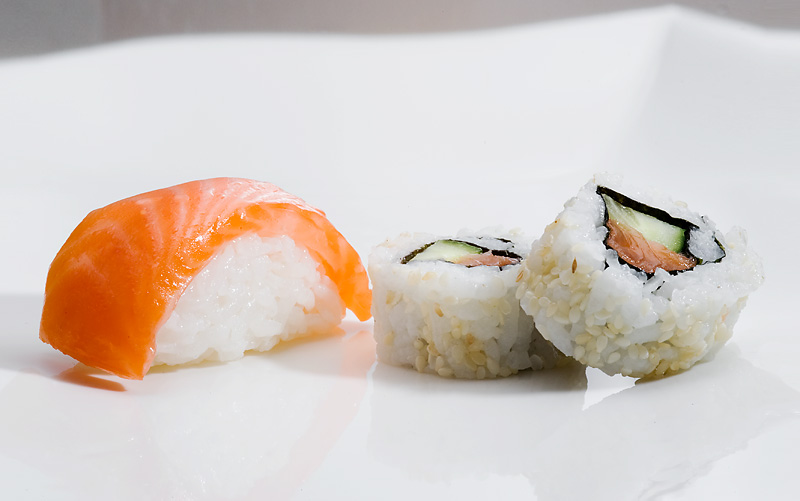 Nigirizushi and makizushi . Photo by Japan Sushi via Wikimedia Commons . Used under CC 3.0
