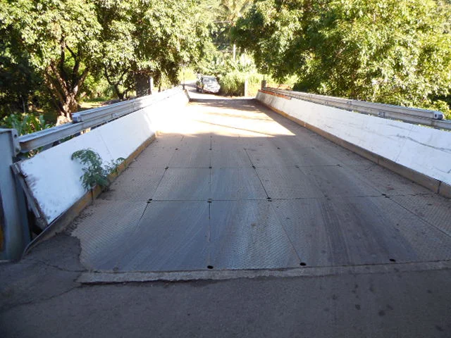 Between Lorraine's and Julia's you will find the Kahakuloa Bridge, famous for taking out cyclists when wet. 