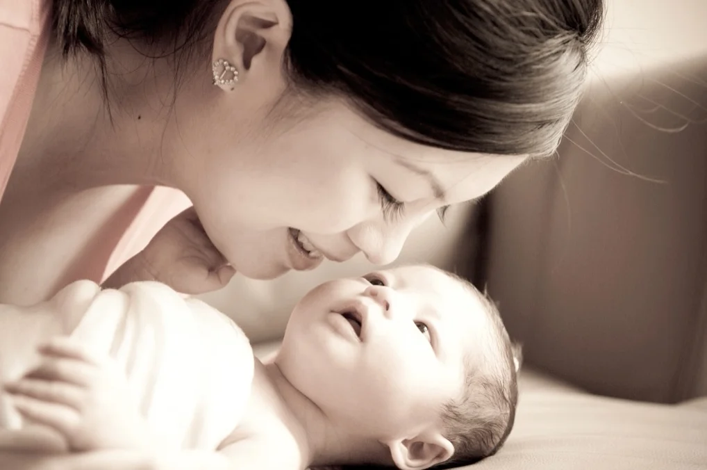mother kiss Newborn photoshoot Bokelicious Photography
