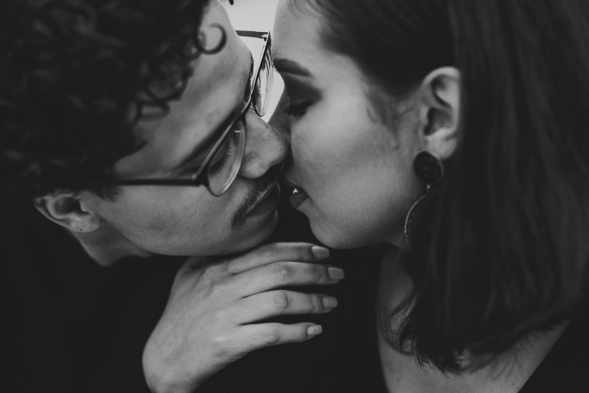 Couple kissing in Washington D.C
