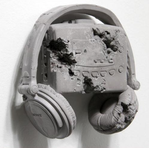Daniel Arsham, Obsidian Eroded Walkman , 2014. Fragments d’obsidienne, verre dépoli, hydrostone. 16,5 x 18 x 7,5 cm