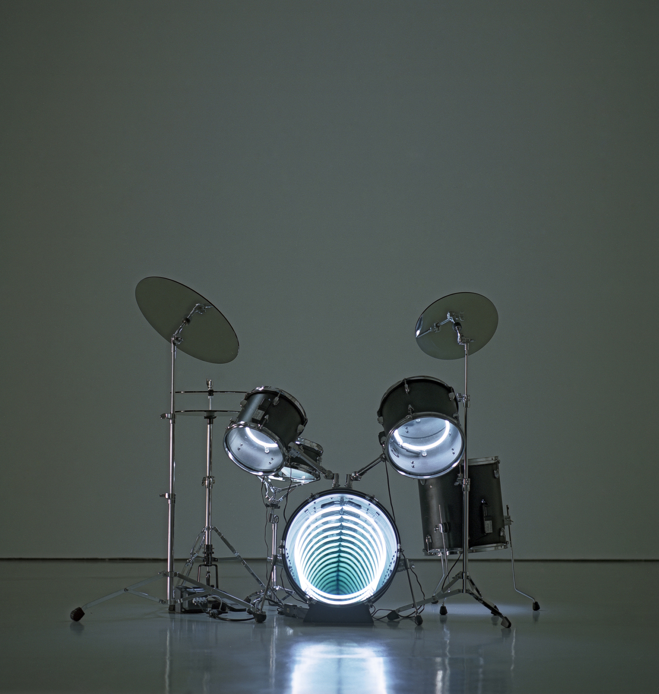 Drums, 2009 Neon lighting, plywood, metal, mirror, electric energy 48 x 63 x 48 in. Photo : Jorge Martinez Muñoz Courtesy Galerie Daniel Templon, Paris and Bruxelles.