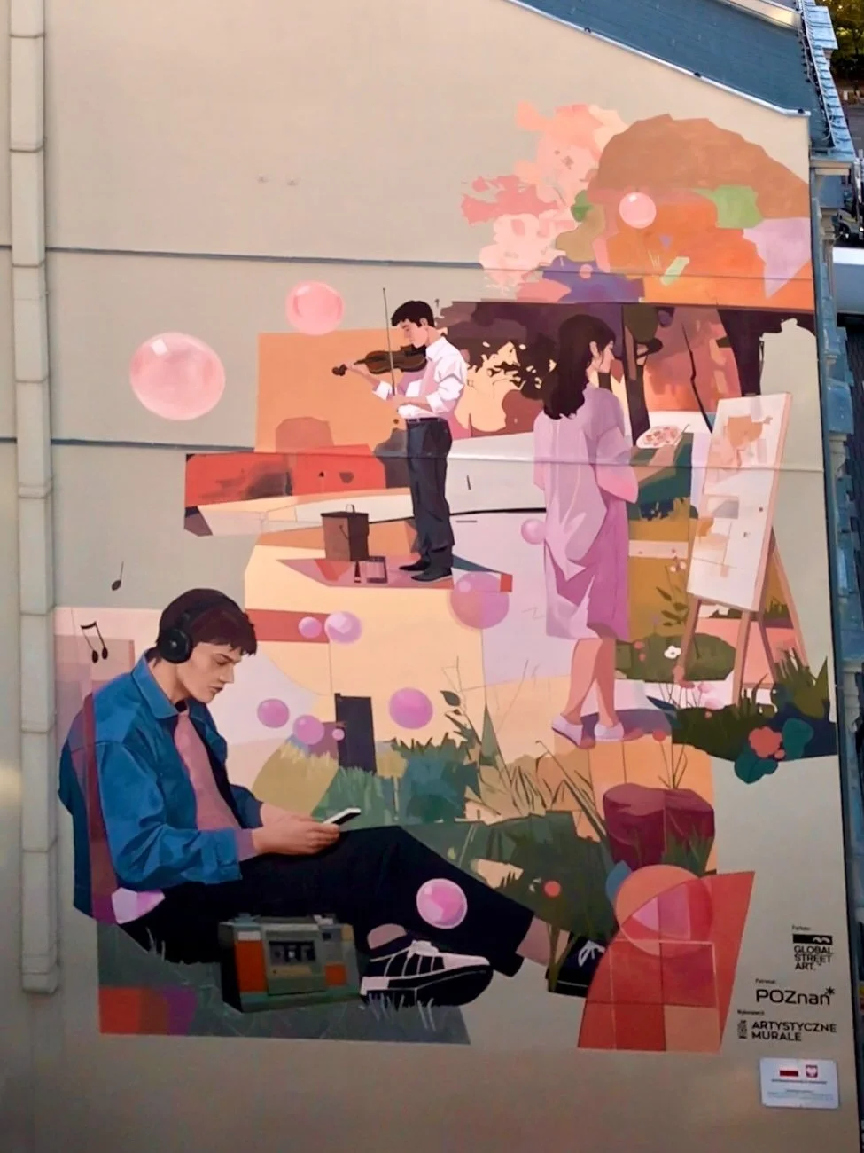 &bdquo;Sztuka w mieście&rdquo; (&ldquo;Art in the City&rdquo;) by @artystycznemurale for @festiwalmurali 

The mural tells the story of the moments that happen around us. This mural explores how different forms of expression can come together to crea