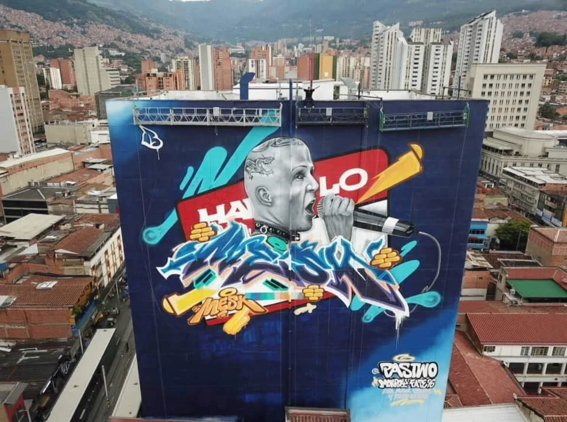 Vicky Castro of @fertilmiseria tribute mural by @pas_two with @monroy0808 and @fateone96 for @bienal.latidos.med

#mow #musiconwalls #pastwo #mesk #vickycastro