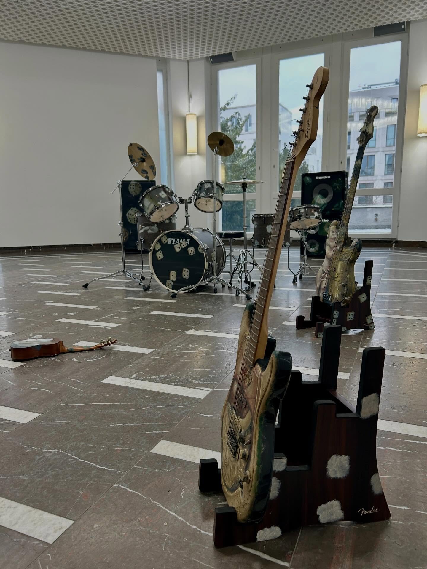 Today we visited @isywod &ldquo;Magic Bullet&rdquo; currently in view at @schinkelpavillon - and look what we found

- Self Portrait 64, 2025, Oil on linen
- ⁠MUS1C, 2025, Oil on music instruments 

#mow #musiconwalls #issywood #shinkelpavillon #magi