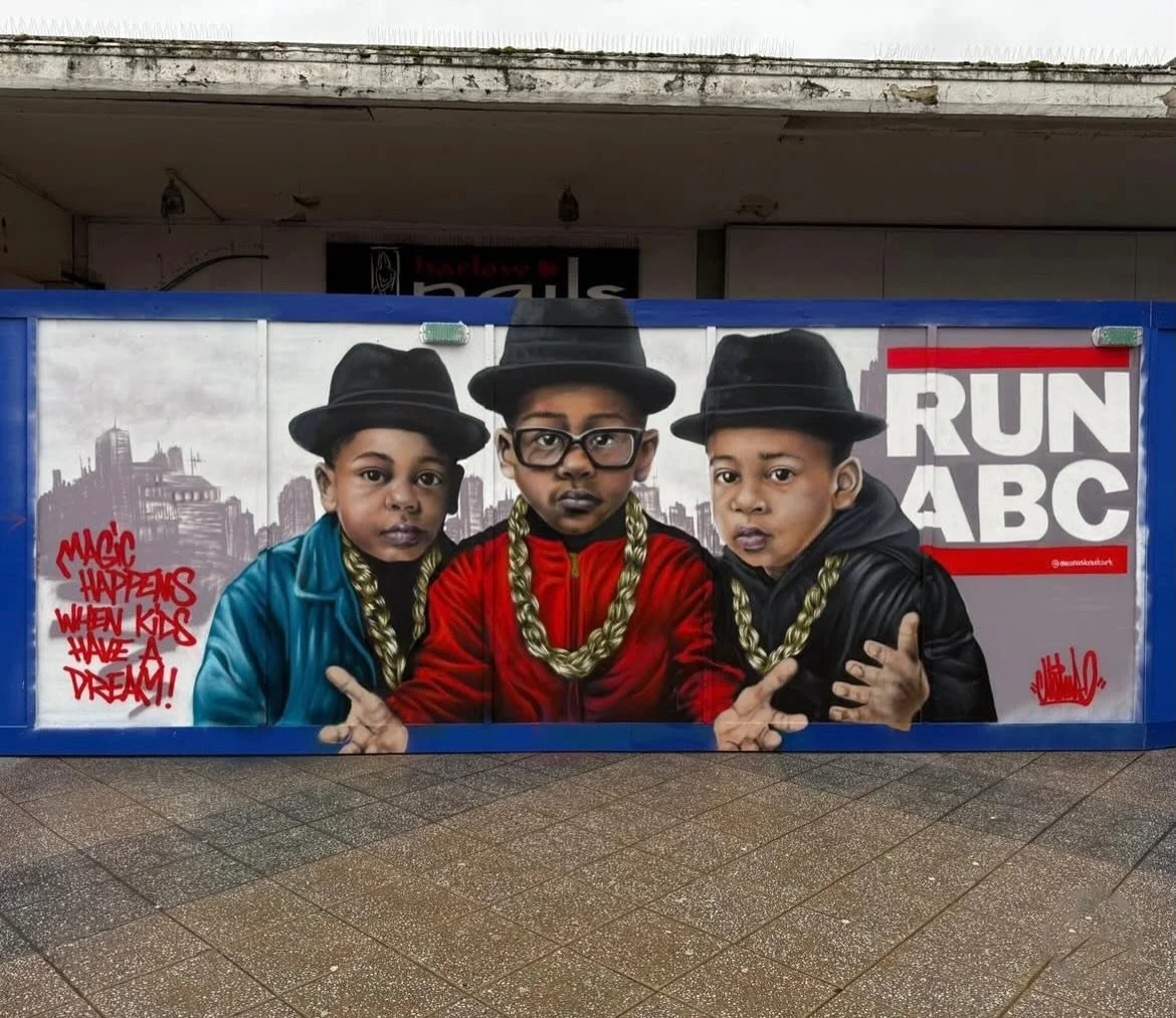 MAGIC HAPPENS WHEN KIDS DREAM! by @meanastreetart for @murwalls 

#mow #musiconwalls #meanastreetart