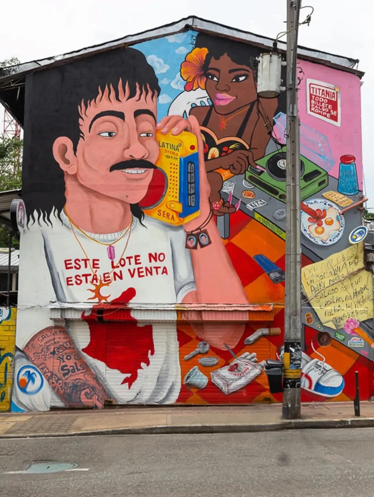 &laquo;&nbsp;Este lote no esta en venta&nbsp;&raquo; by @undostresportita

&laquo;&nbsp;This wall is a tribute to the everyday life of salsa lovers, a tribute to a childhood memory, to the history of salsa in Medell&iacute;n, to radio, to the salsa g