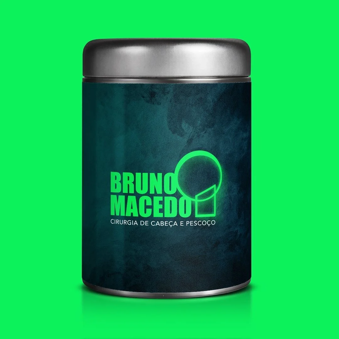 Nesta constru&ccedil;&atilde;o de marca, o universo visual buscou criar uma personalidade pr&oacute;pria que salientasse os elementos de marca. Mesmo aplicados em diferentes formatos, os &iacute;cones, cores e texturas &uacute;nicas sempre se comunic