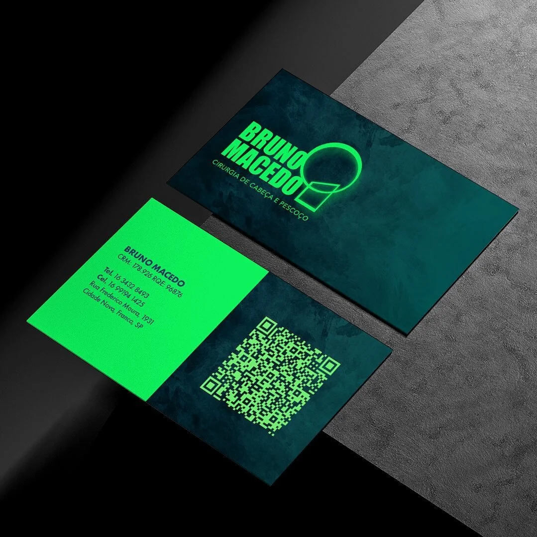 Para traduzir a personalidade &uacute;nica deste m&eacute;dico, mergulhamos no prop&oacute;sito da ousadia e da diferencia&ccedil;&atilde;o. Definimos uma ess&ecirc;ncia arrojada e presente por meio de cores, texturas e aplica&ccedil;&otilde;es nada 