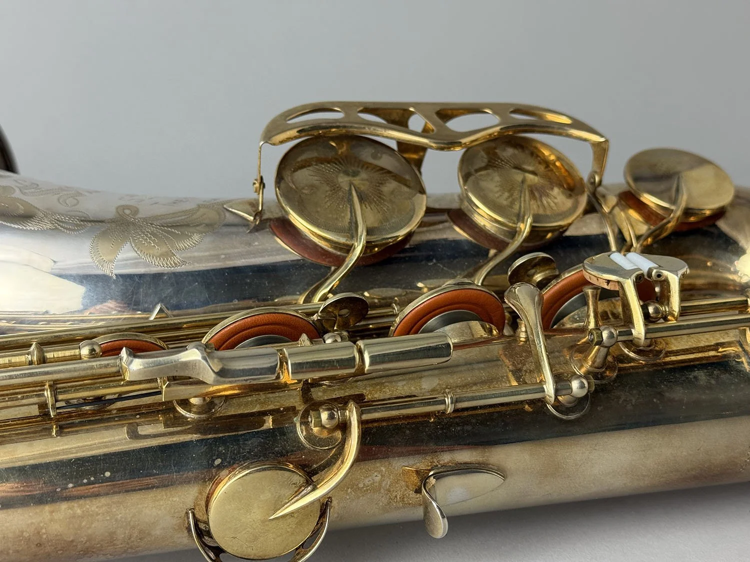 King-Super-20-Silver-Sonic-with-Gold-Plate-Tenor_349xxx_BarnardRepair_11.jpeg