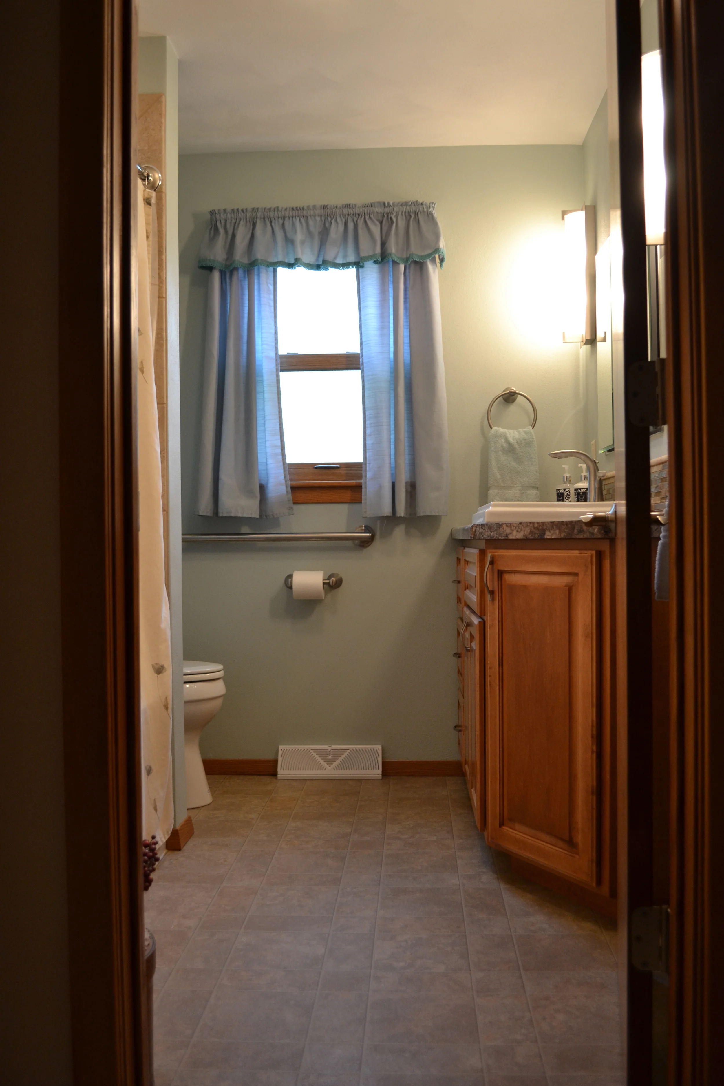 Glenndale Main Bathroom - After