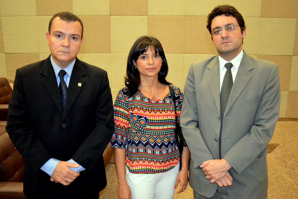 Ana Mesquita ladeada pelo Presidente da ANESP João Aurélio e o Diretor de Assuntos Jurídicos da Associação, Alex Canuto. Foto: Filipe Calmon / ANESP