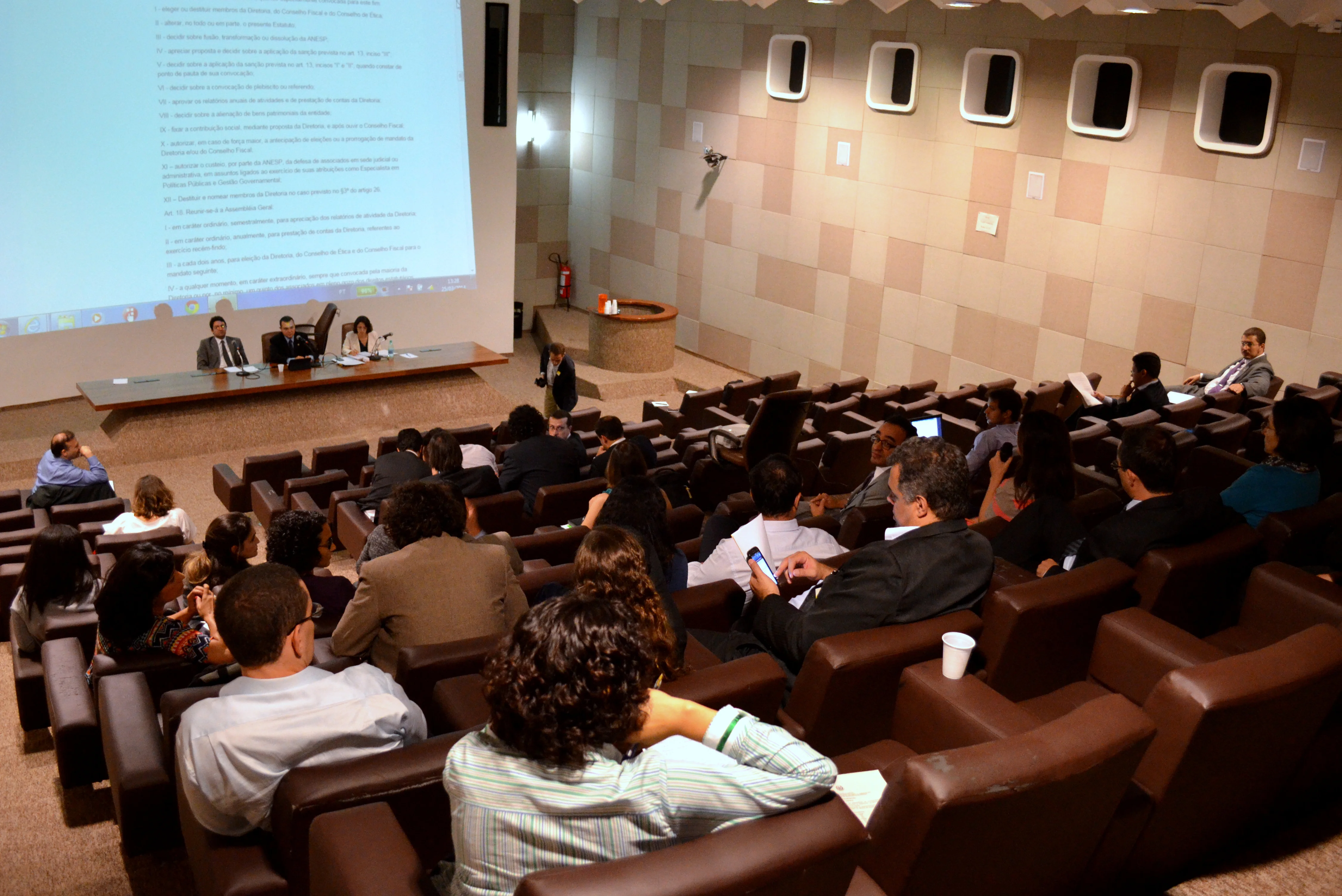 Em Assembleia, associados aprovam medidas judiciais