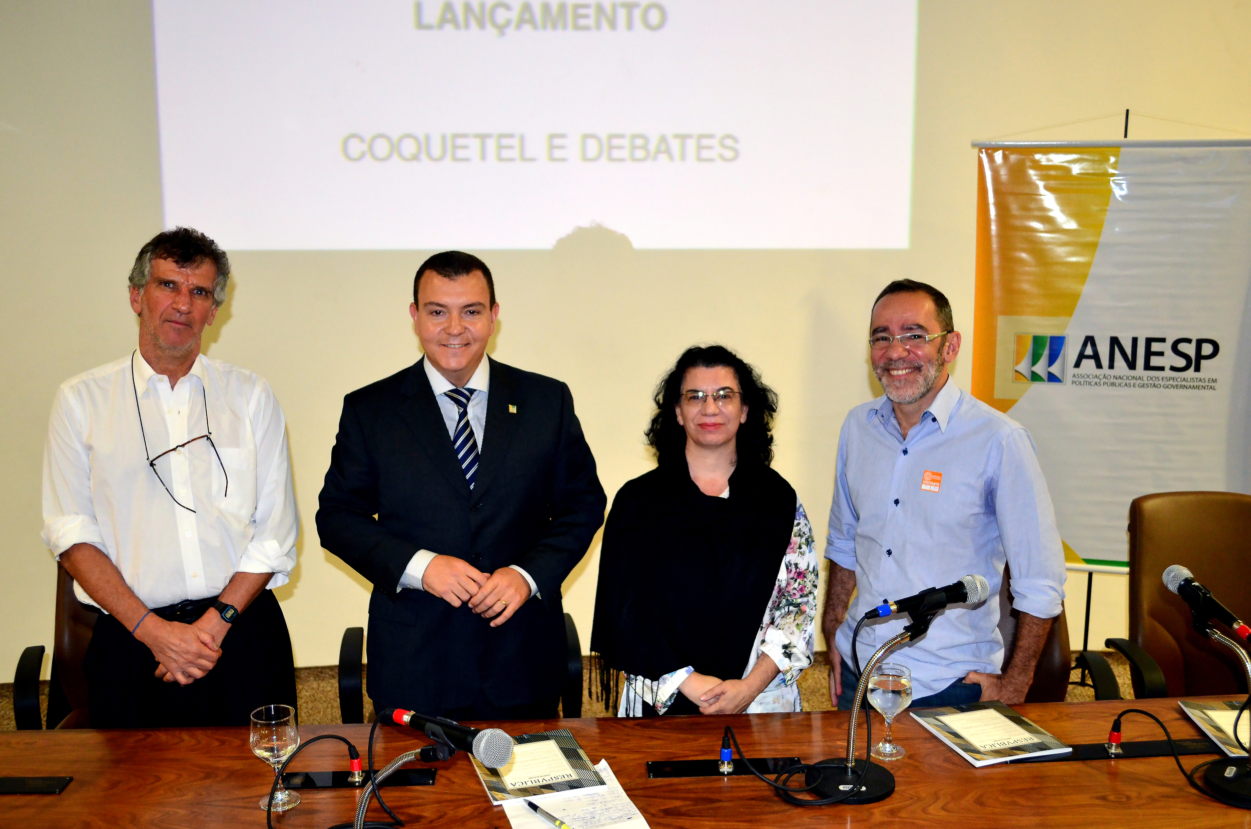 Os autores Paulo Kliass, Ana Beatriz e João Neto, juntamente com o presidente da ANESP, João Aurélio (de terno).