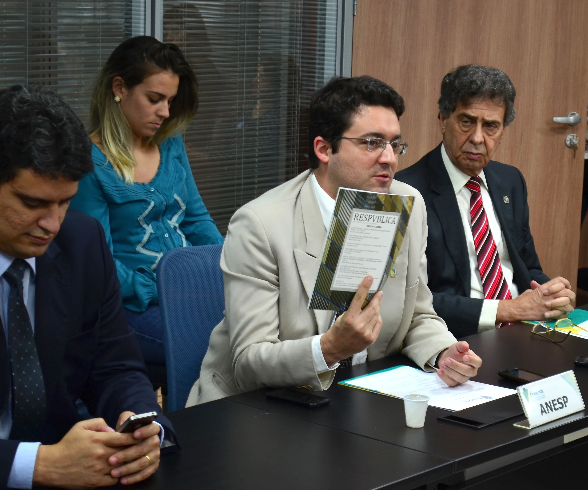 Alex Canuto, Diretor de Assuntos Jurídicos da ANESP, entregou a ResPvblica Especial Eleições aos representantes de 18 entidades presentes à assembleia. Foto: Filipe Calmon / ANESP
