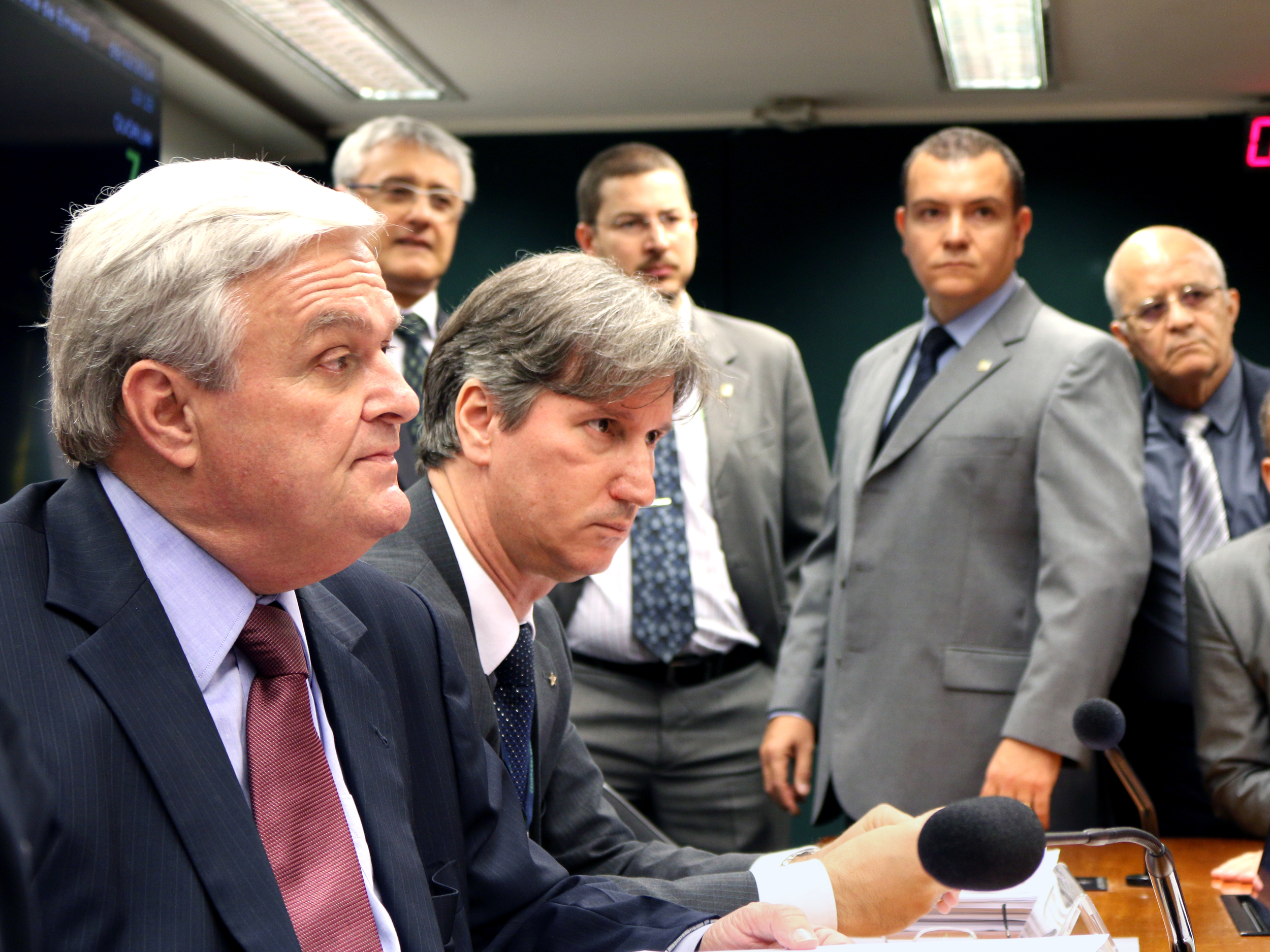 Presidente da Comissão Especial José Mentor (esq.) se reuniu informalmente com representantes sindicais. Dentre eles, o Presidente João Aurélio e o Diretor Cadu de Azevedo (ao fundo), representantes da ANESP. Foto: Filipe Calmon / ANESP 