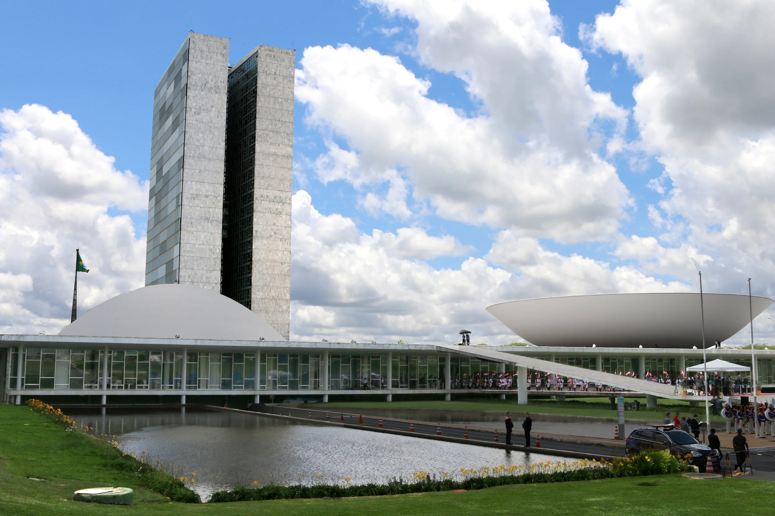 Congresso aprova salário de R$ 33.763 para parlamentares e ministros do STF