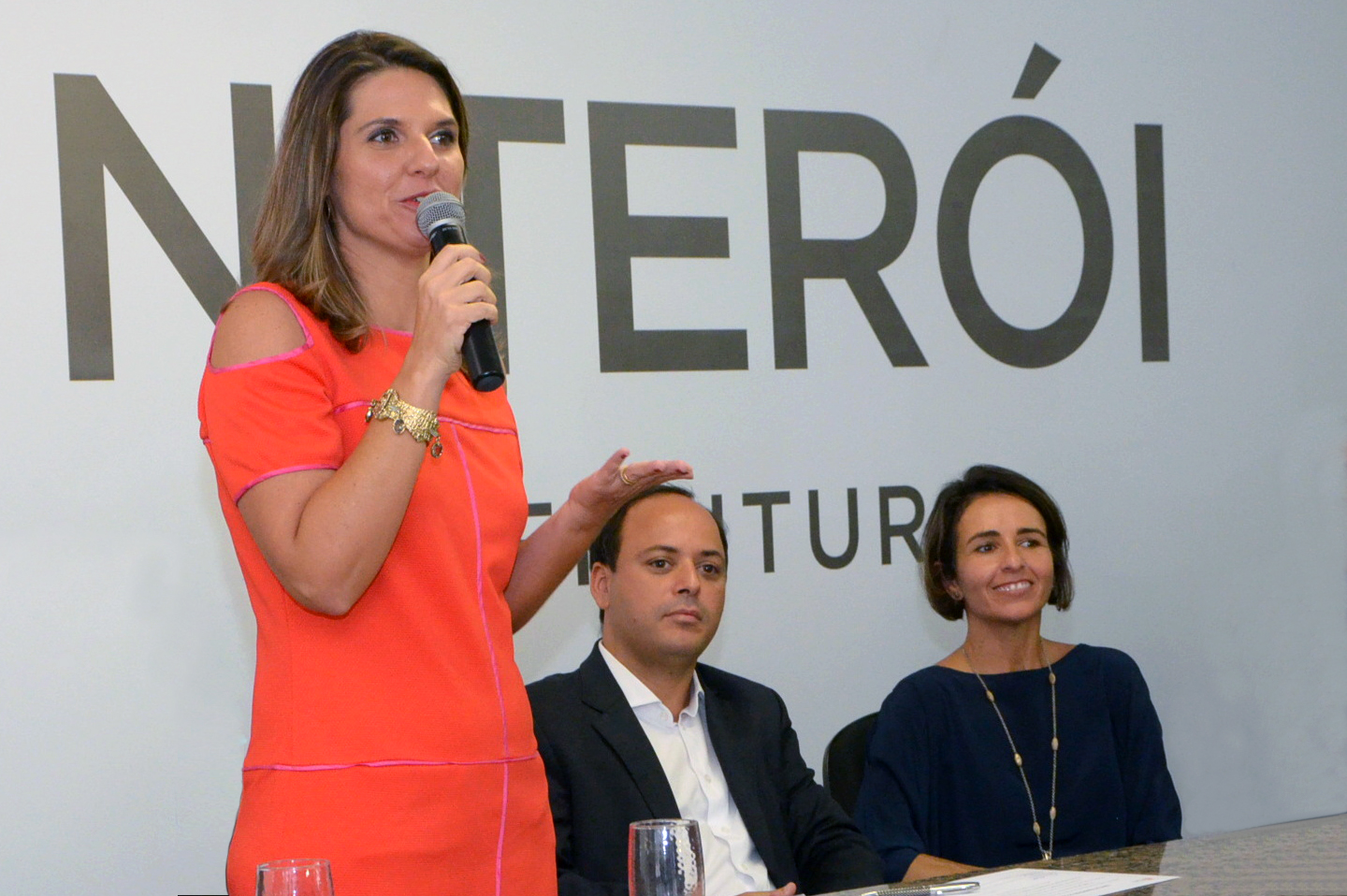 Giovanna Victer toma posse ao lado de Rodrigo Neves, prefeito, e Patrícia Audi. Foto: Bruno Eduardo Alves