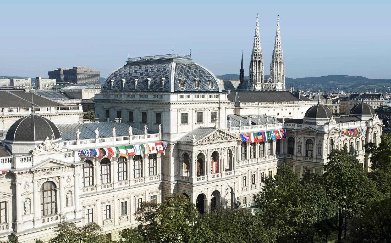 A fachada principal da Universidade de Viena. Prédio foi construído entre 1873-1884, com assinatura do arquiteto Heinrich von Ferste. Foto: Vienna University