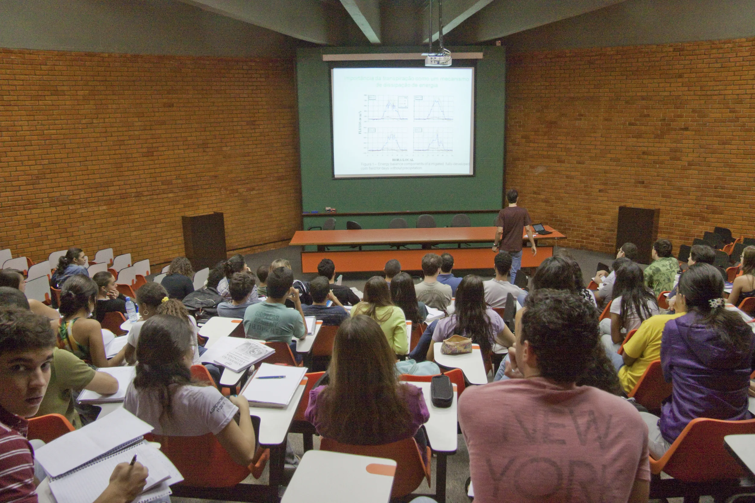 UnB oferece 17 vagas para professores com salários até R$ 8,3 mil