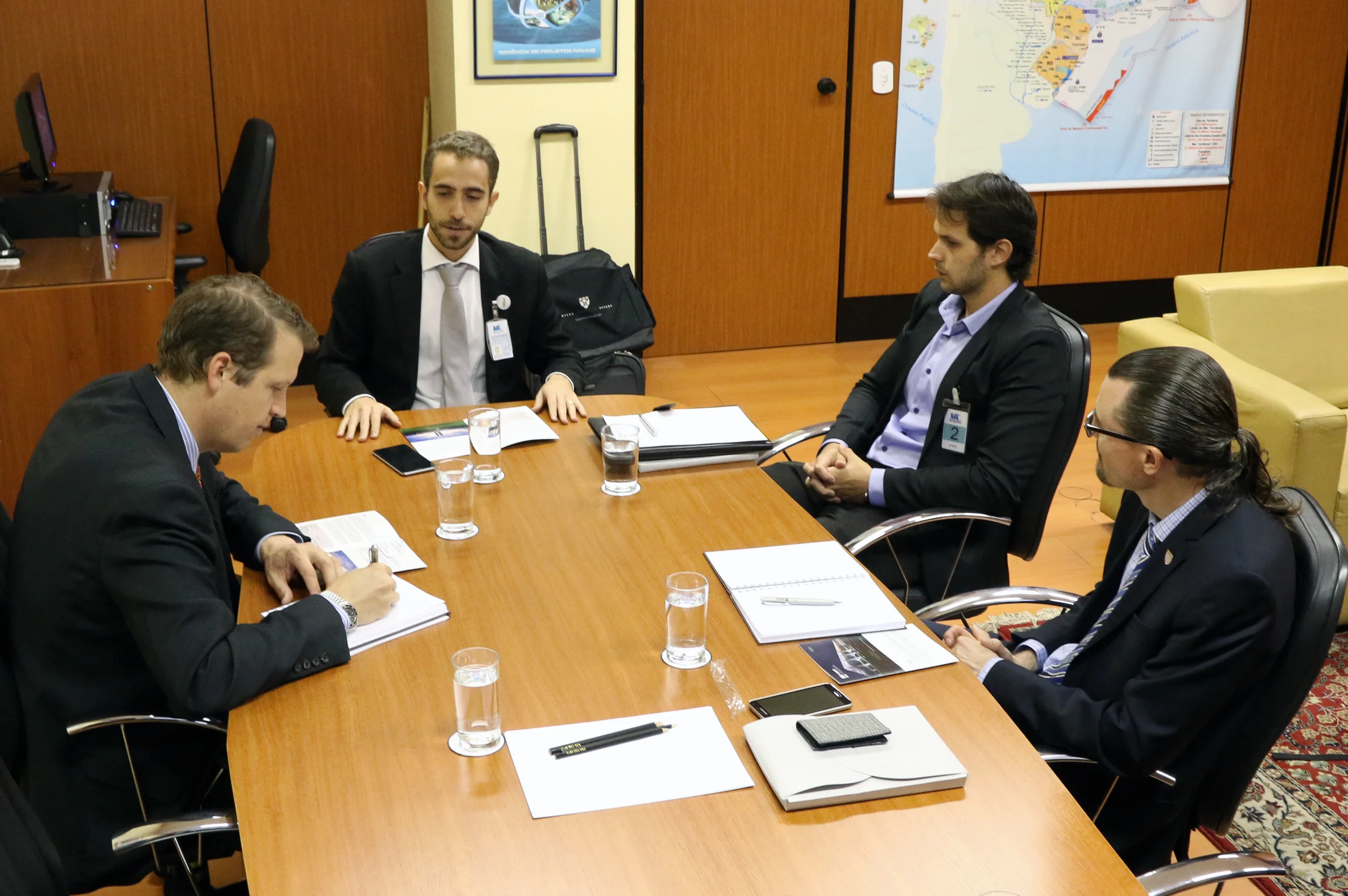 Jason Dyett, Matheus Azevedo, Paulo Brunet, coordenador-executivo da ANESP, e Matt Clemons em reunião.