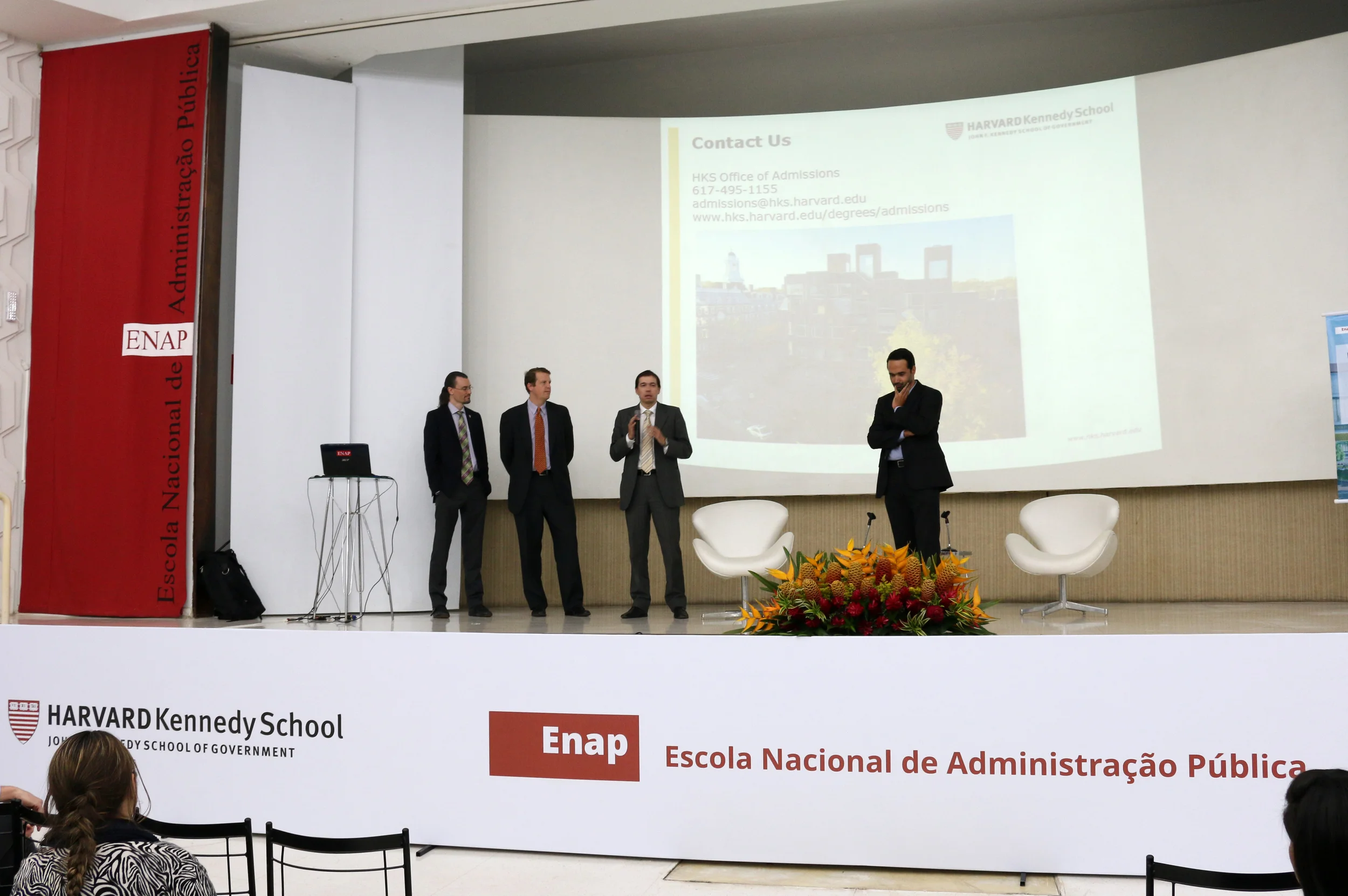 Ex-alunos brasileiros de Harvard compartilham experiências.