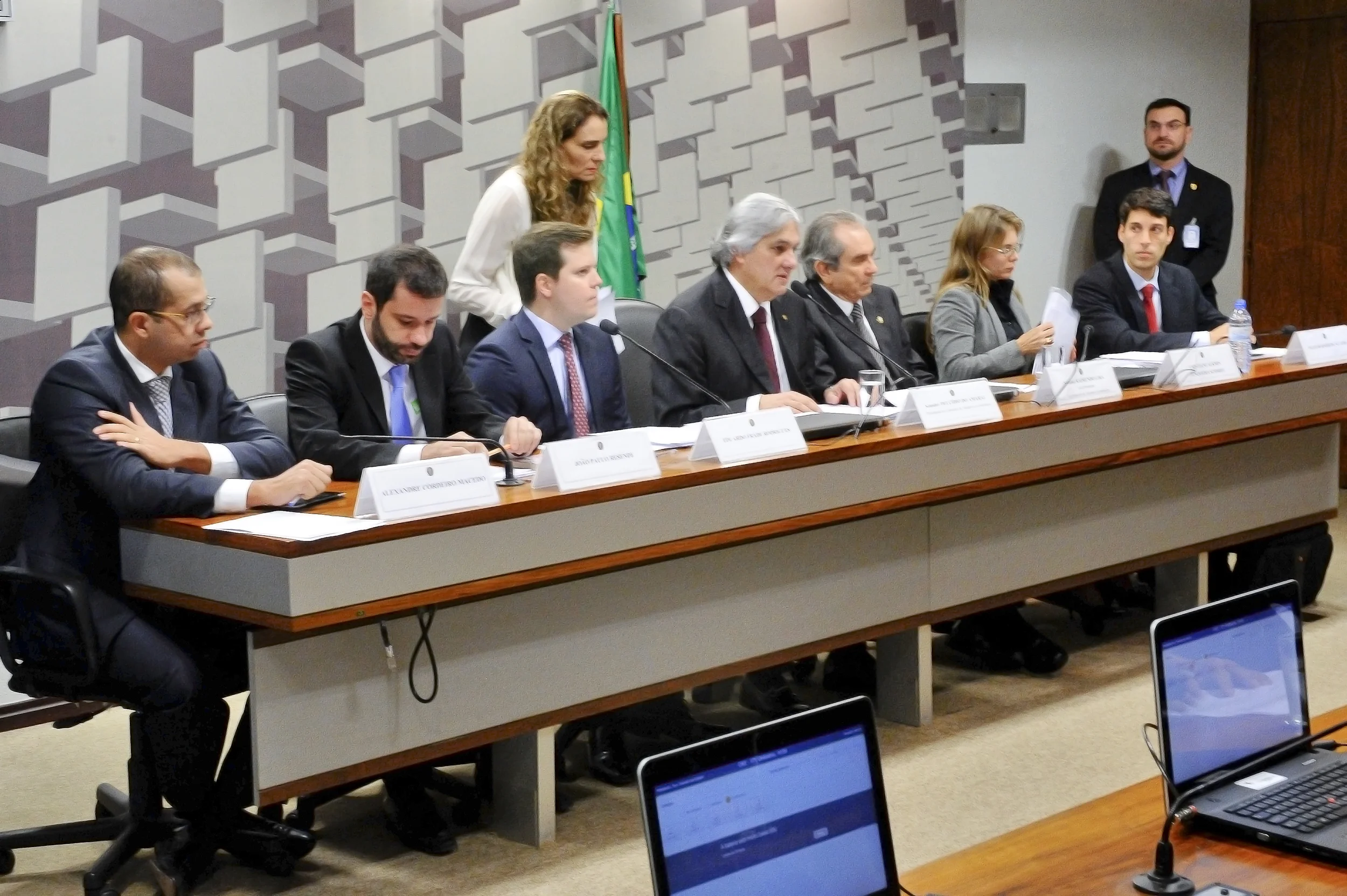 Alexandre Cordeiro Macedo, João Paulo Resende, Eduardo Frade Rodrigues, Senador Delcídio do Amaral (PT-MS), Senador Raimundo Lira (PMDB-PB), Cristiane Alkmin Junqueira Schmidt e Paulo da Silveira. Foto: Edilson Rodrigues/Agência Senado
