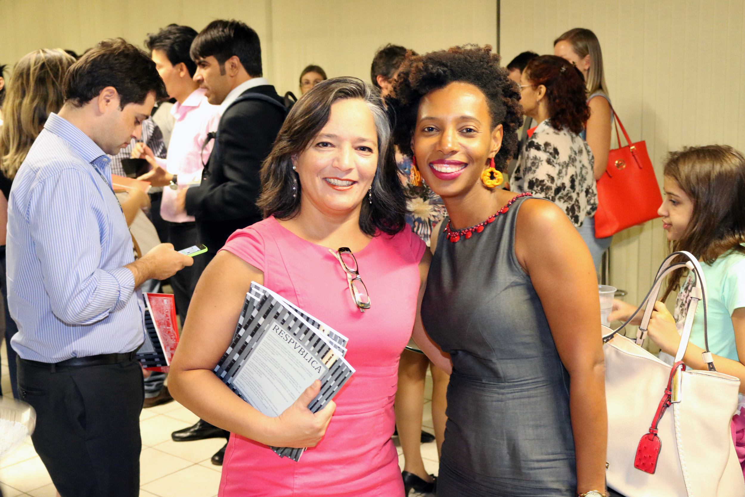 Leila Ollaik ao lado de Maria Aparecida Chagas, autora de um dos artigos publicados