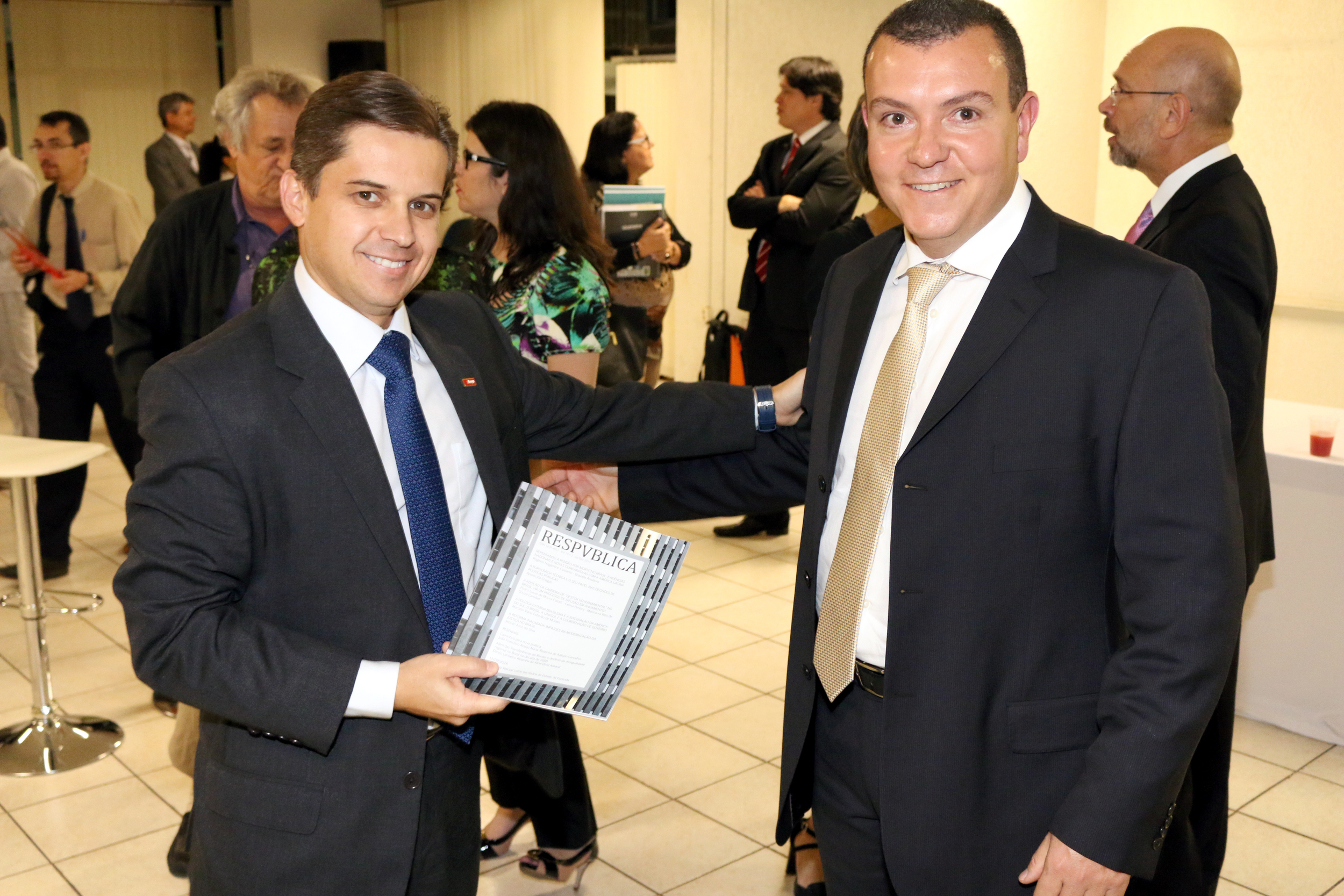 Gleisson Rubin recebe de João Aurélio o mais novo exemplar da ResPvblica