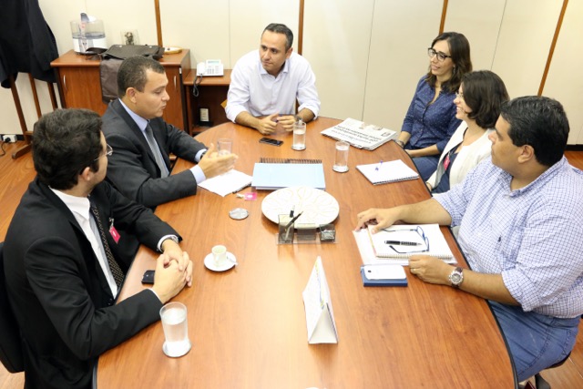 Reunião entre ANESP e SEGEP. Da esquerda para direita: Alex Canuto e João Aurélio, Diretor e Presidente da ANESP; Genildo Lins, Secretário de Gestão Pública; Patrícia Ávila, Secretária Adjunta; Paula Lima, Diretora da ANESP; e Tito Fróes, Coordenador de Carreiras Transversais. 