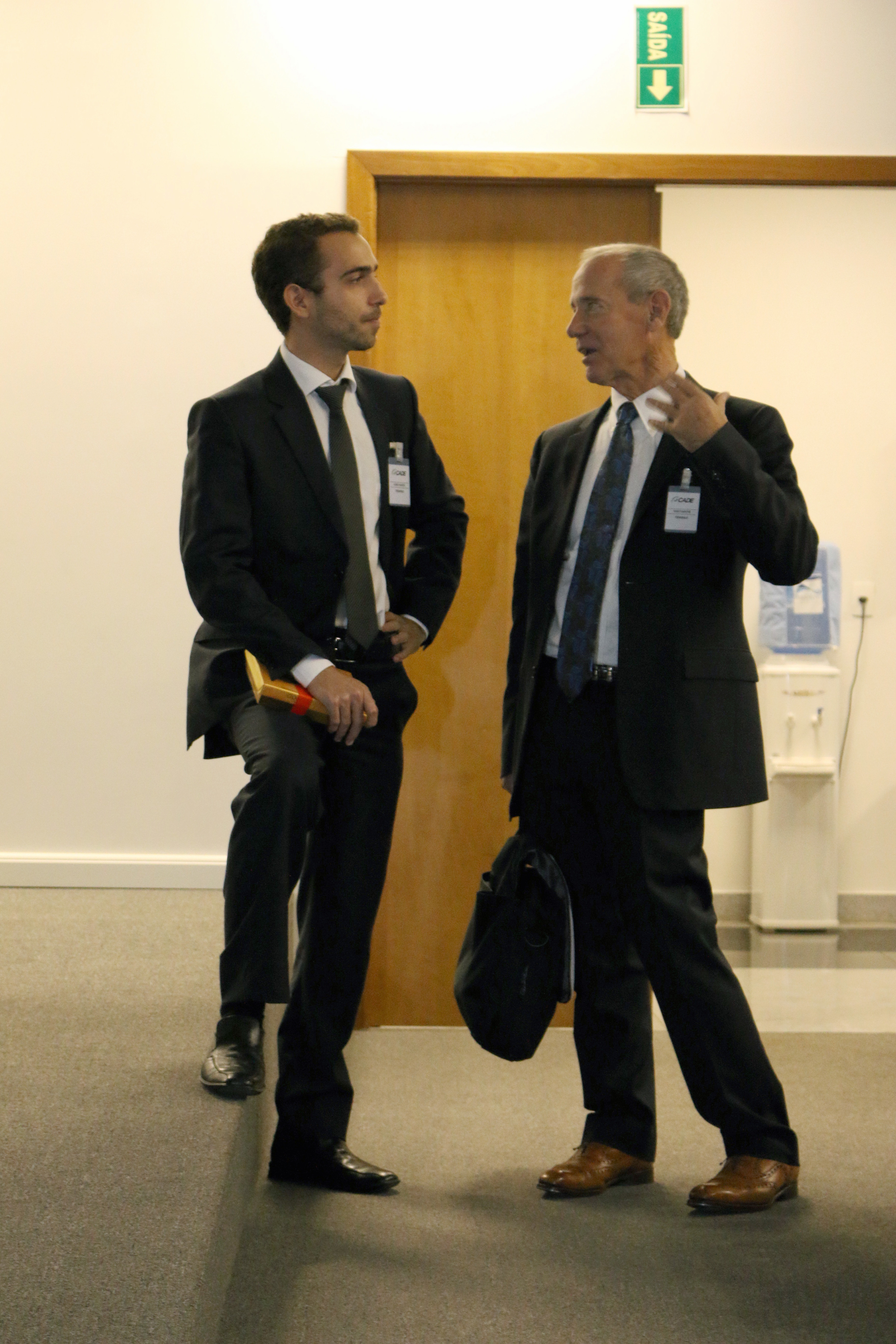 À esquerda, o Diretor de Comunicação da ANESP, Matheus Azevedo, dialogando com o Prof. William Eimick, da Columbia University