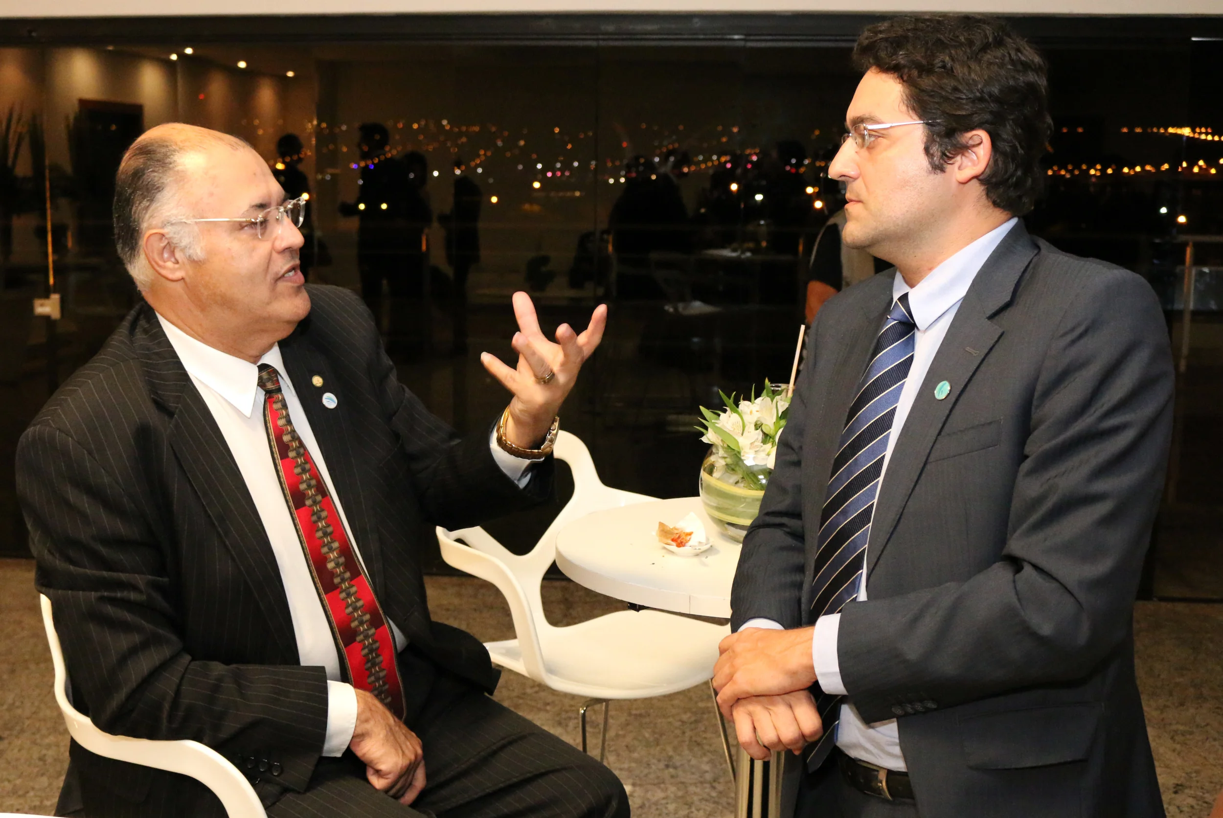 Deputado Pastor Eurico em diálogo com o Diretor Alex Canuto