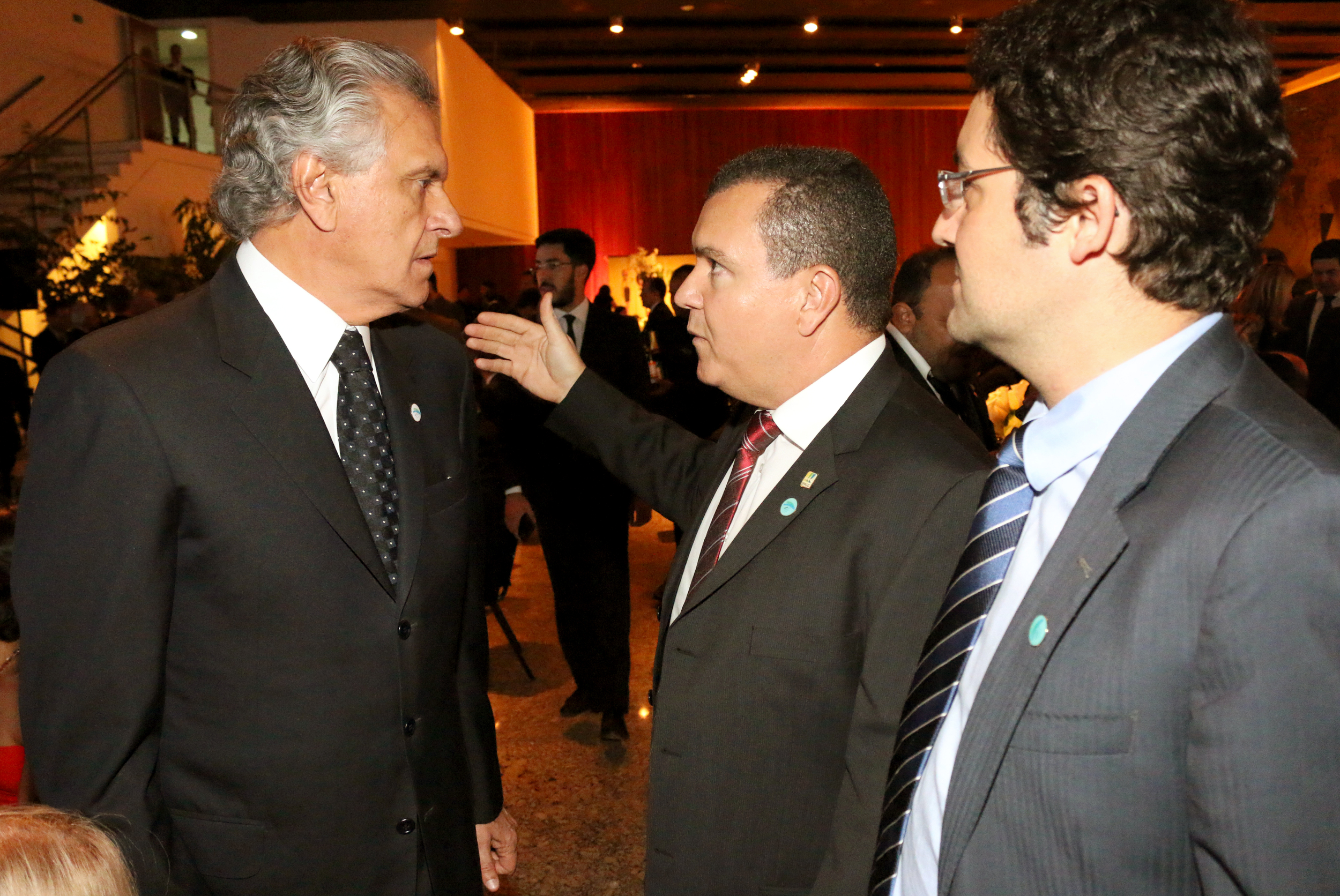 Senador Ronaldo Caiado conversa com o Presidente João Aurélio e o Diretor Jurídico Alex Canuto