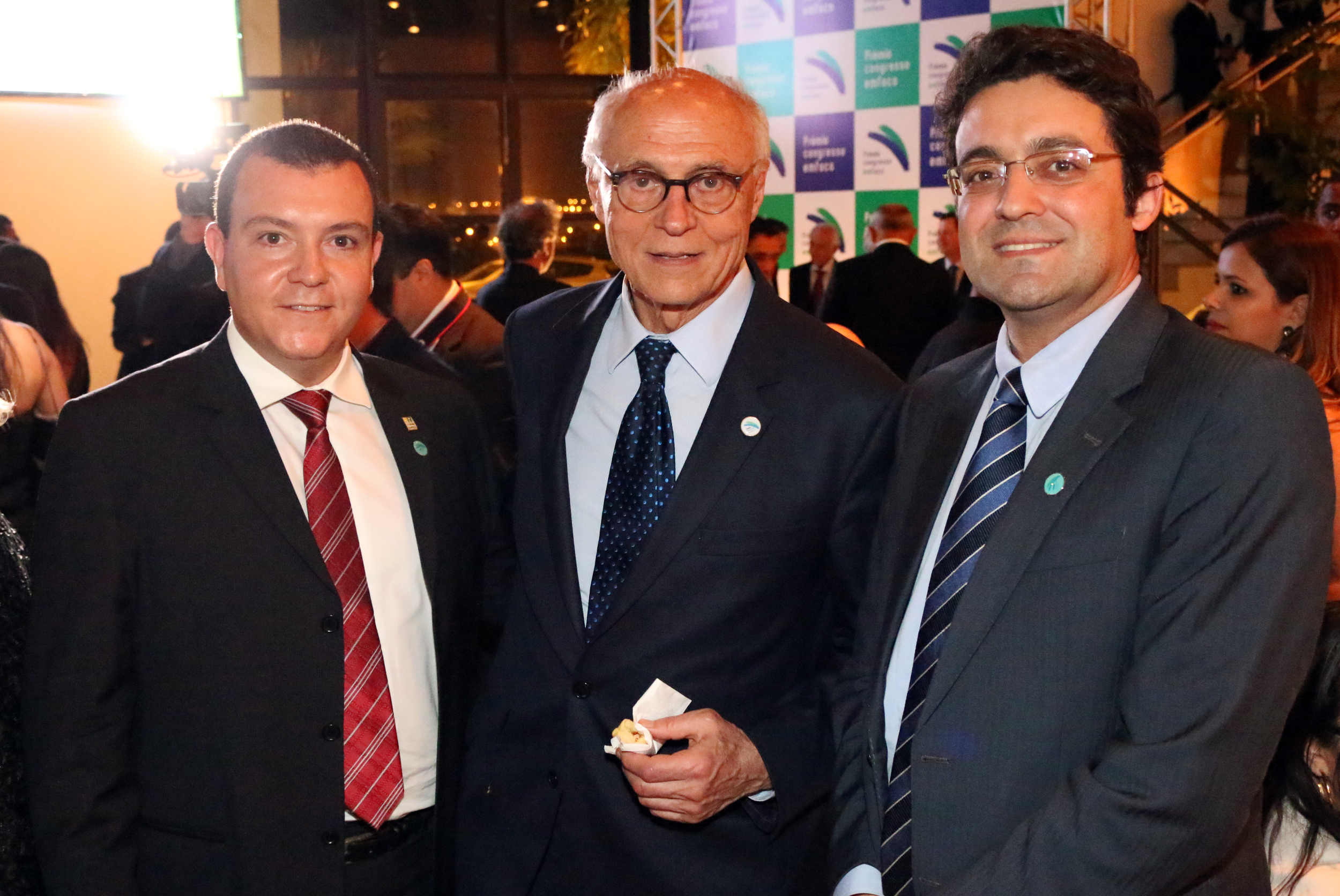 Ex-Senador Eduardo Suplicy posa para foto ao lado de João Aurélio e Alex Canuto