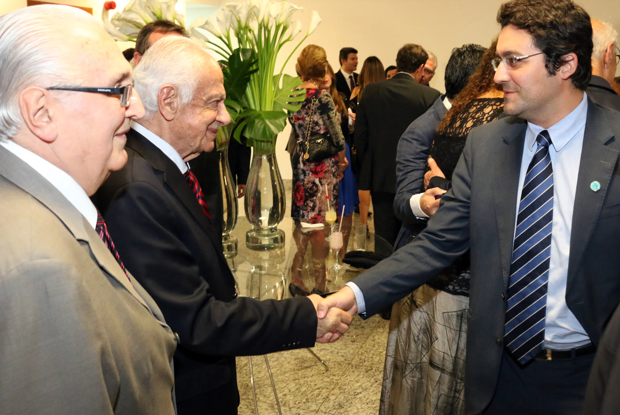 Alex Canuto cumprimenta o ex-Senador Pedro Simon