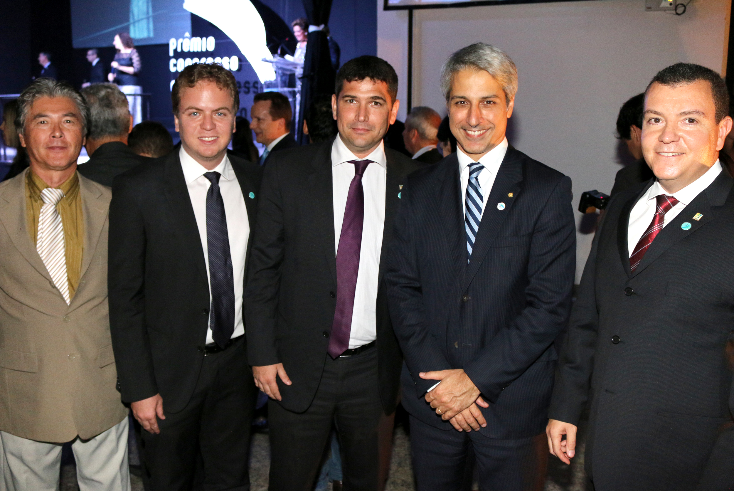 Deputado Alessandro Molon posa para foto com representantes de entidades do serviço público